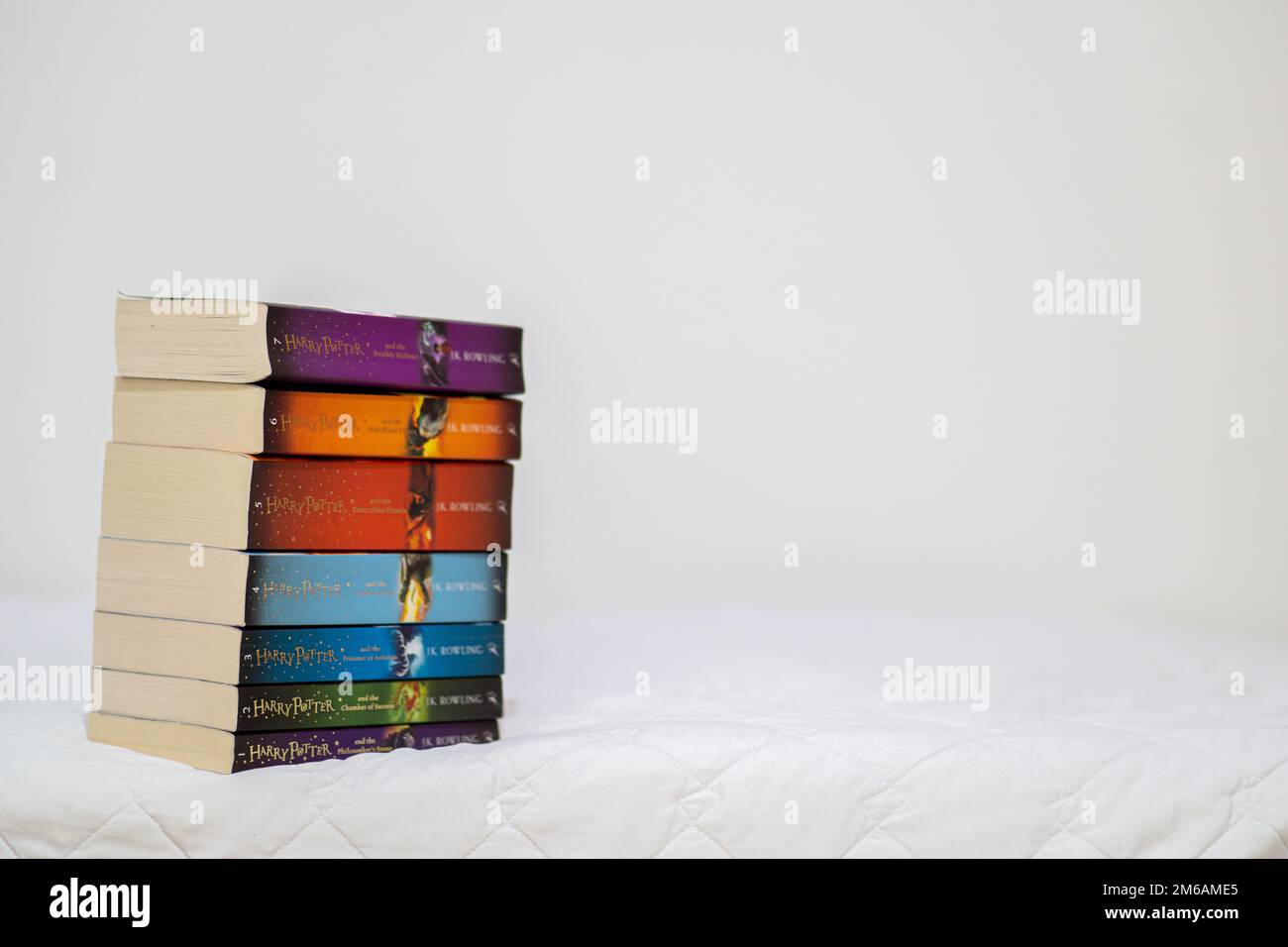 Harry Potter tous les livres. Toutes les parties des livres Harry Potter. Livres Harry potter sur fond blanc. Banque D'Images