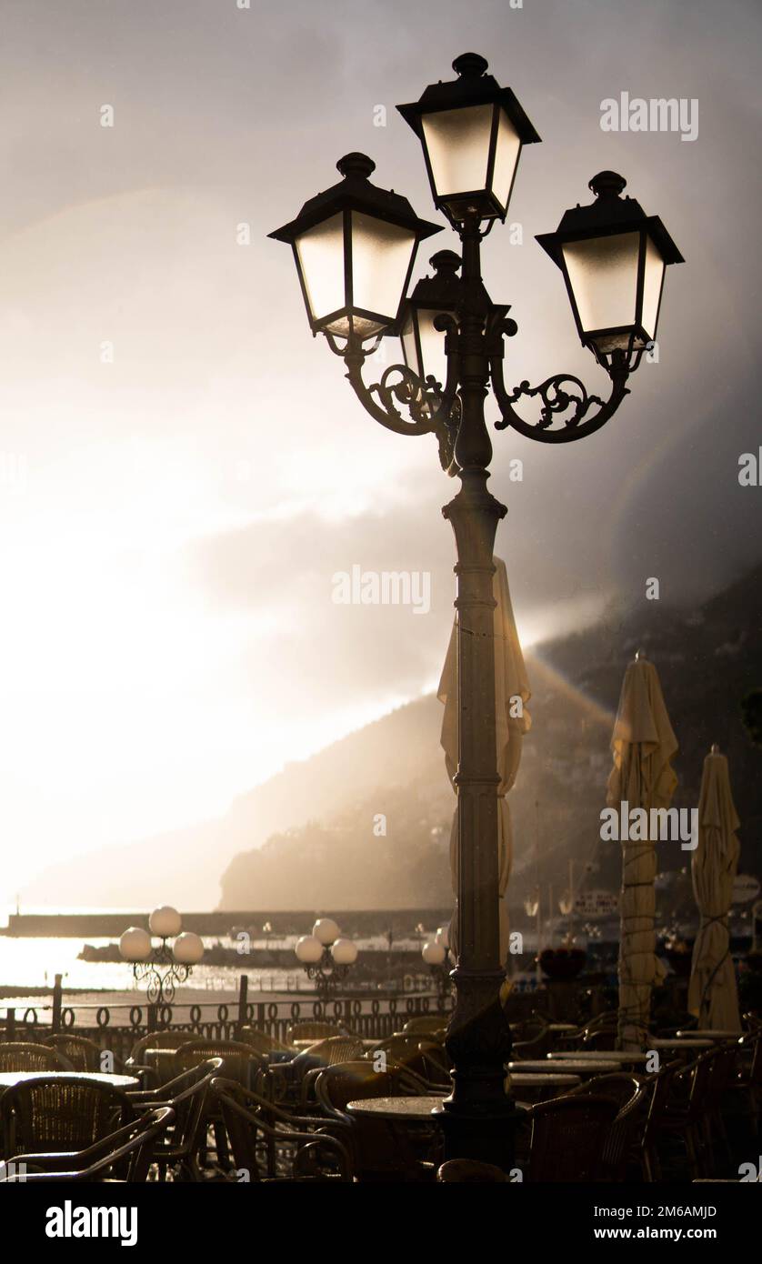 lampadaire de la côte amalfitaine contre le coucher du soleil par temps pluvieux Banque D'Images