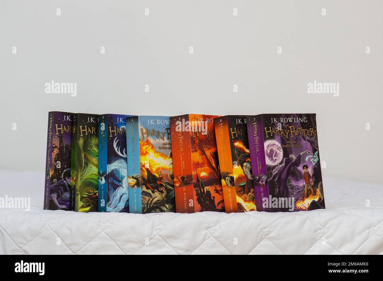 Harry Potter tous les livres. Toutes les parties des livres Harry Potter. Livres Harry potter sur fond blanc. Banque D'Images