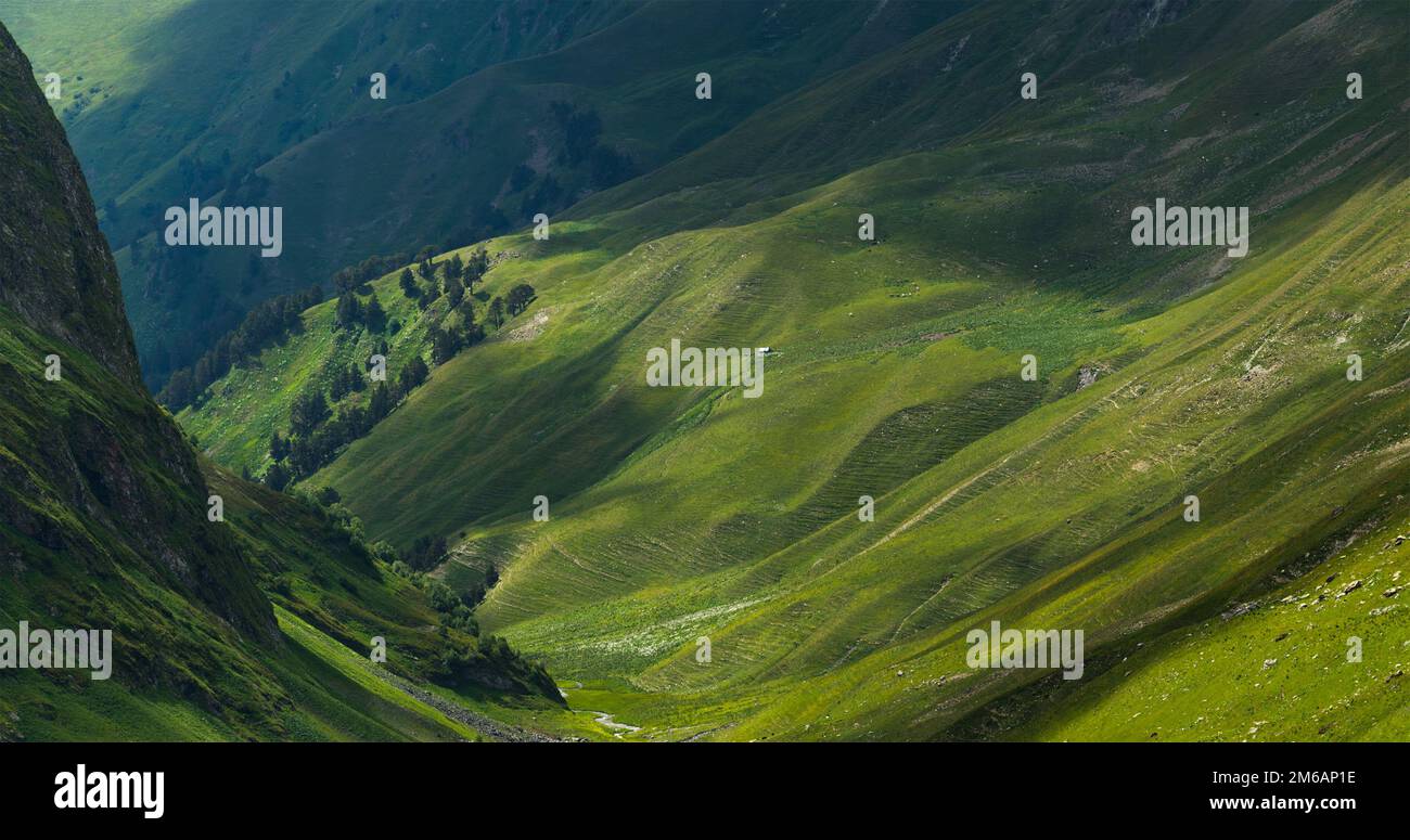 Pittoresque vallée de montagne émeraude de la rivière Zagedanka. Montagnes  du Caucase. Karachay-Cherkessia. Russie Photo Stock - Alamy