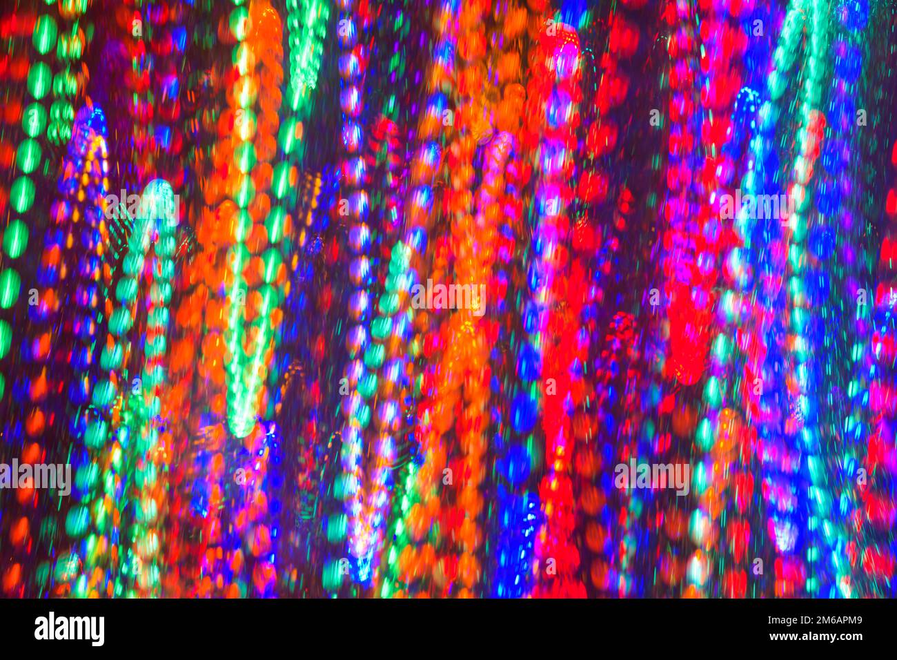 Motif abstrait de perles en tant que lumières colorées en mouvement de zigzag vertical Banque D'Images