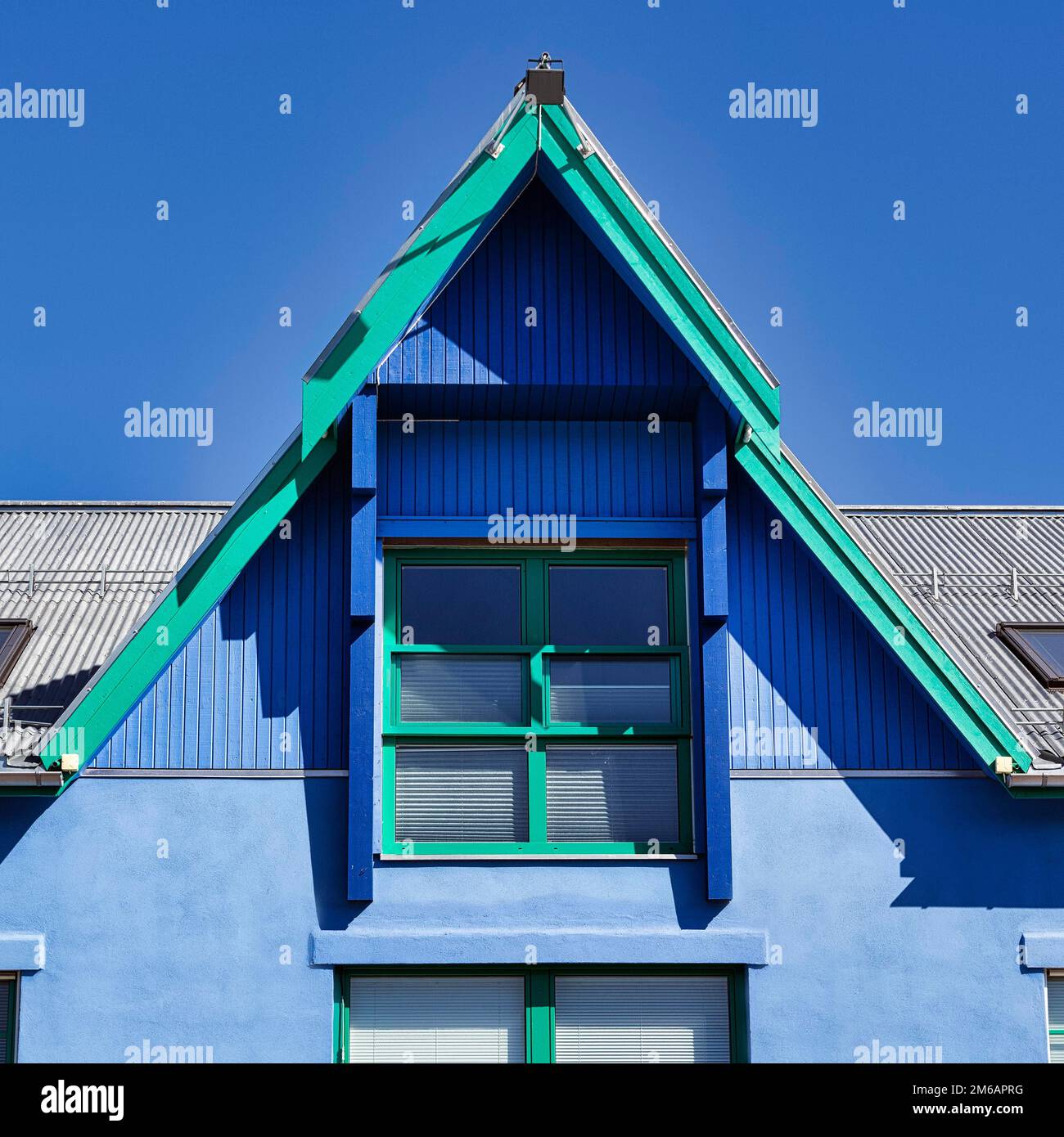 Pignon d'une maison résidentielle, peint bleu et vert, architecture moderne, ciel bleu, Sortland, Langoya, Vesteralen, Nordland, Norvège Banque D'Images