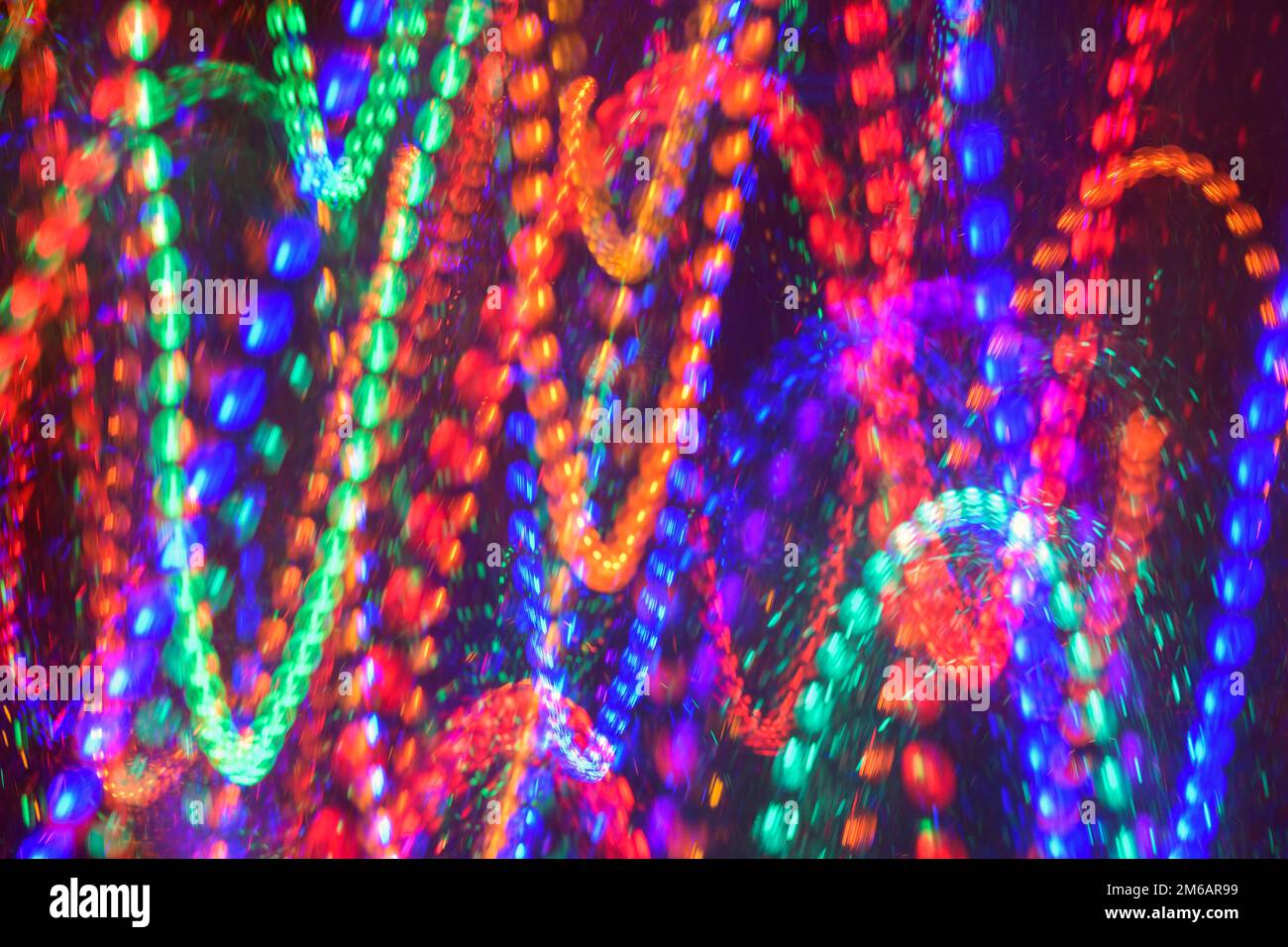 Motif abstrait de perles rebondissantes en tant que lumières colorées en mouvement de zigzag vertical Banque D'Images