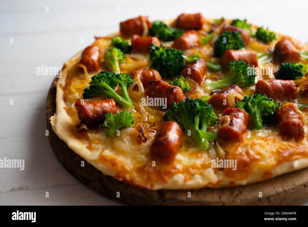 Pizza au salami Chistorra. Pizza napolitaine préparée avec du salami, du fromage et des légumes cuits au four. Recette végétarienne italienne. Banque D'Images