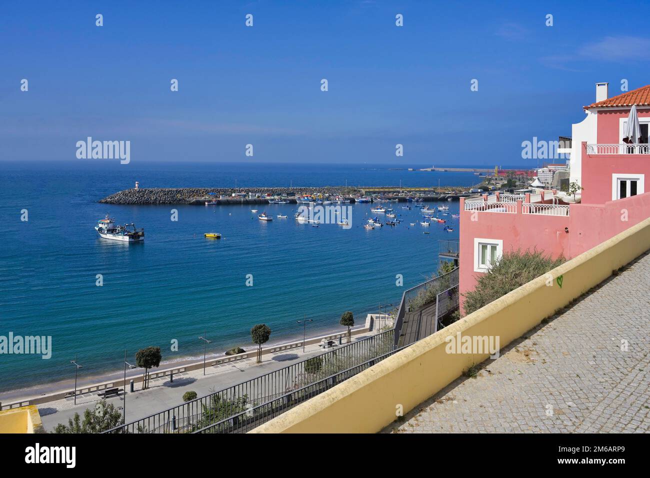 Vue sur la vieille ville de Sines et le port, Alentejo, Portugal Banque D'Images