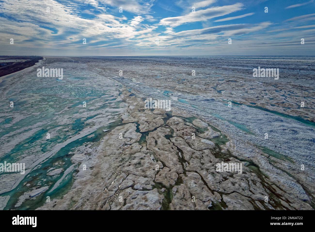 Images de drones, côte glacée, déglaçage, brouille, océan Arctique, Mer de Chukchi, Arctique, nord de l'Alaska, États-Unis Banque D'Images