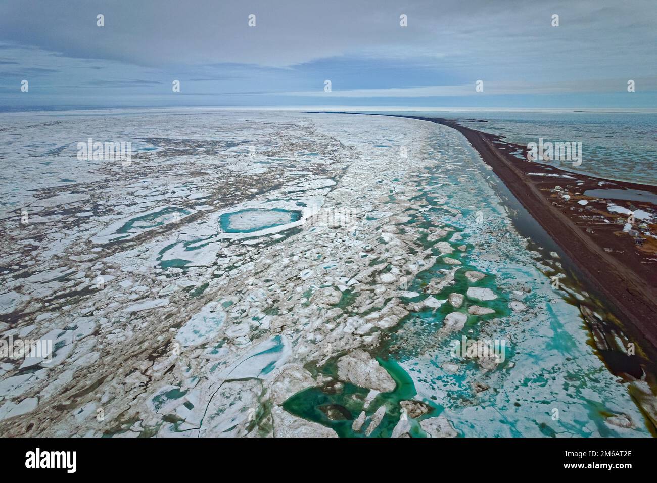Images de drones, côte glacée, déglaçage, brouille, brouette entre le détroit et le point, océan Arctique, mer de Chukchi, Arctique, Alaska du Nord, ÉTATS-UNIS Banque D'Images