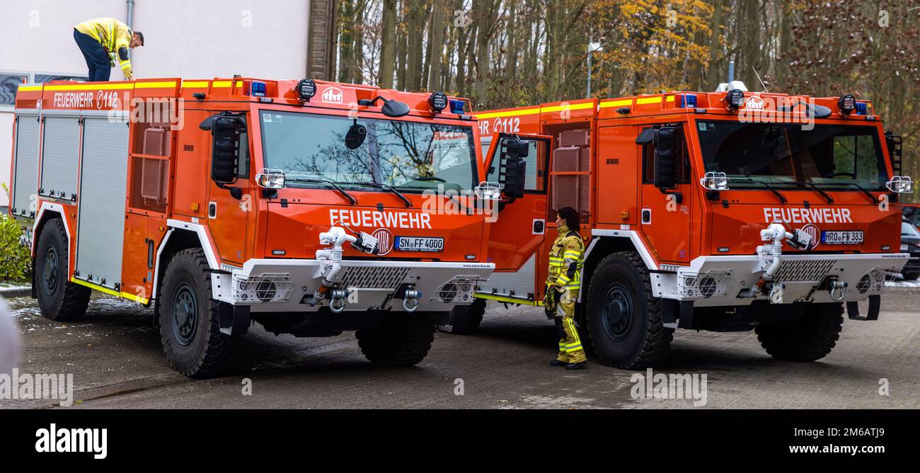 Malchow, Allemagne. 22nd novembre 2022. Les pompiers de Schwerin prennent livraison d'un véhicule spécial de lutte contre les incendies de Tatra conçu pour les terrains lourds à utiliser dans les feux de forêt au Landesschule für Brand- und Katastrophenschutz. Credit: Jens Büttner/dpa/Alay Live News Banque D'Images