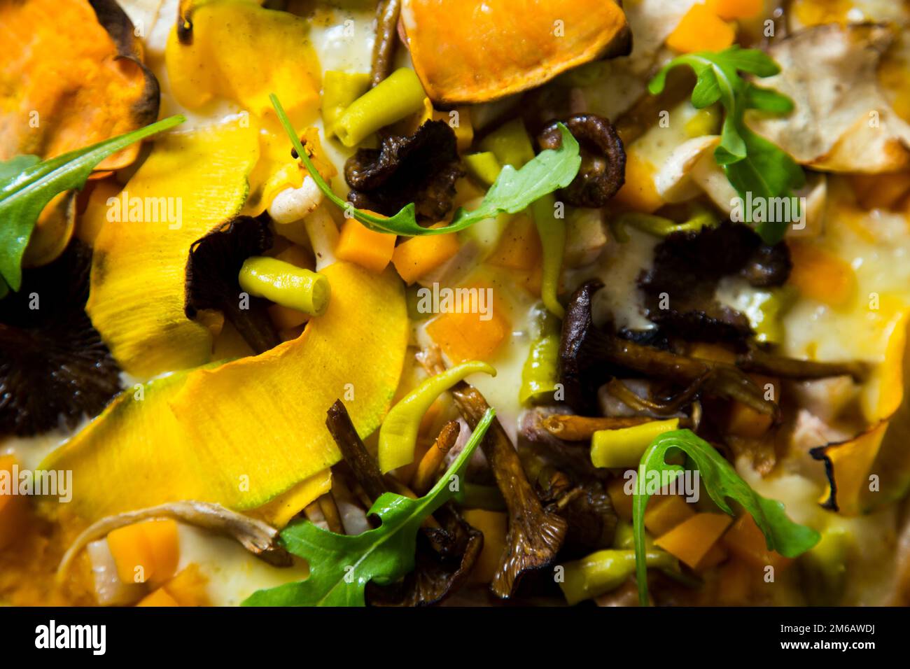 Pizza avec arugula, citrouille, champignons et mozzarella. Banque D'Images