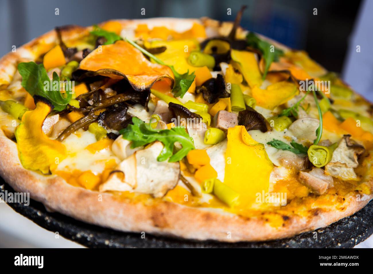 Pizza avec arugula, citrouille, champignons et mozzarella. Banque D'Images