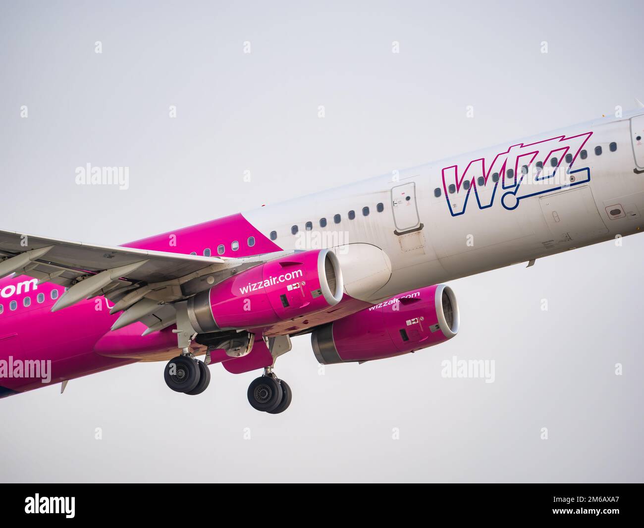 Bucarest, Roumanie - août 2022 : un avion Wizz Air Airbus A321 volant dans un ciel bleu ciel nuageux depuis l'aéroport international Henri Coanda. Banque D'Images