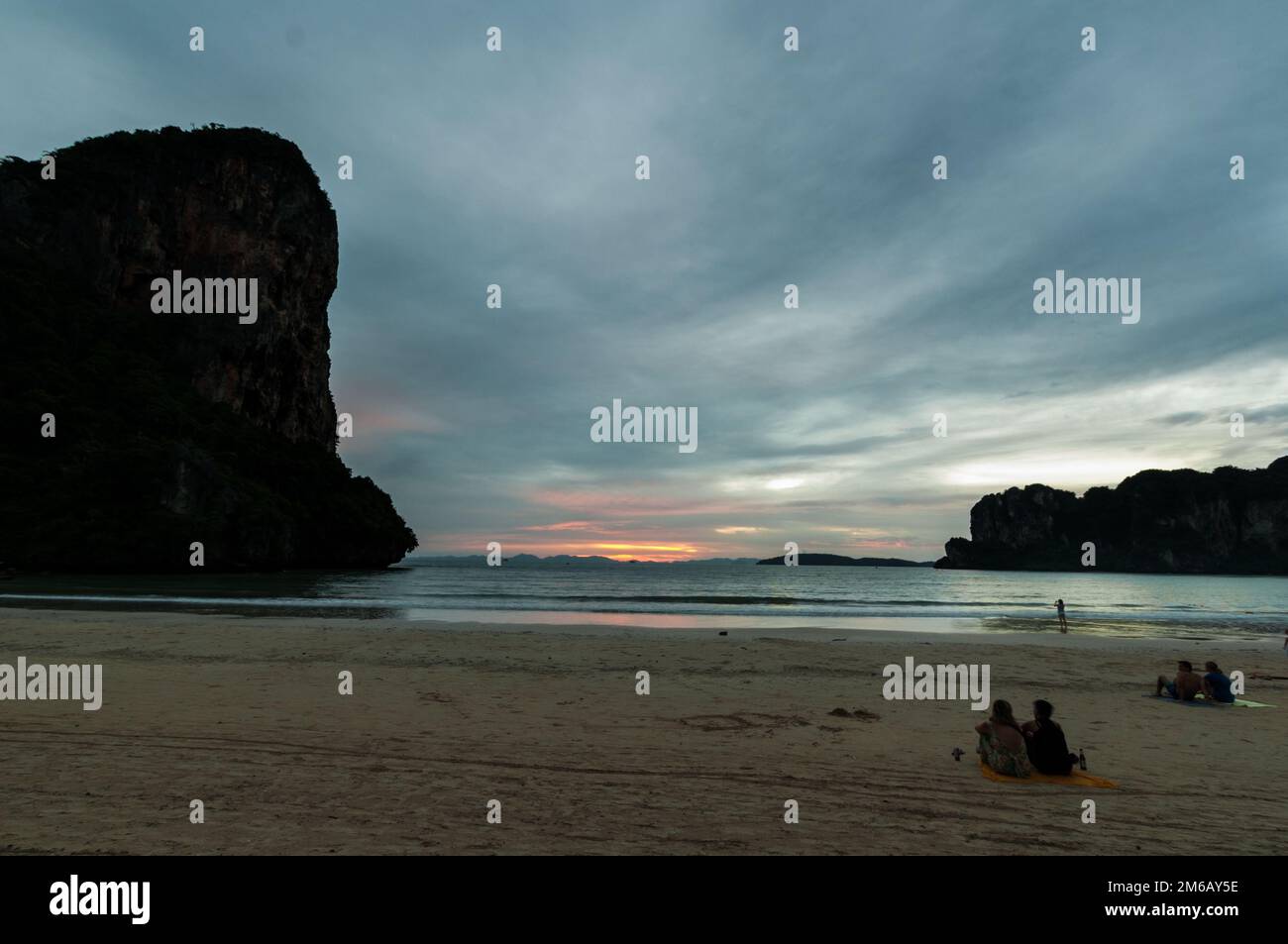 Les gens au coucher du soleil sur la plage de Railay à Krabi Thaïlande vacances Banque D'Images