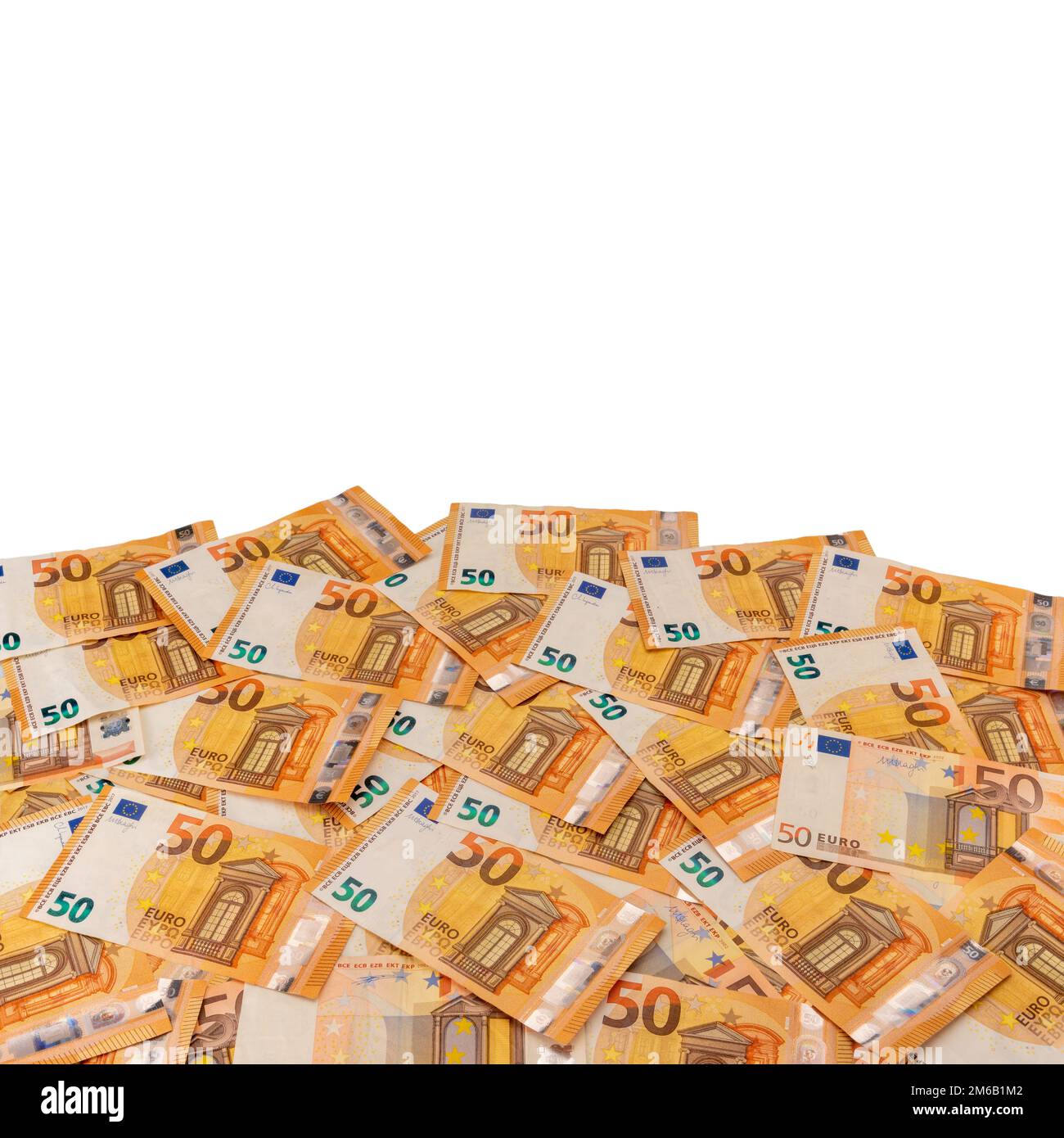 Billets de cinquante euros dispersés en premier plan isolés sur blanc en vue de dessus avec espace de copie et chemin de coupure inclus, concept financier et textur Banque D'Images