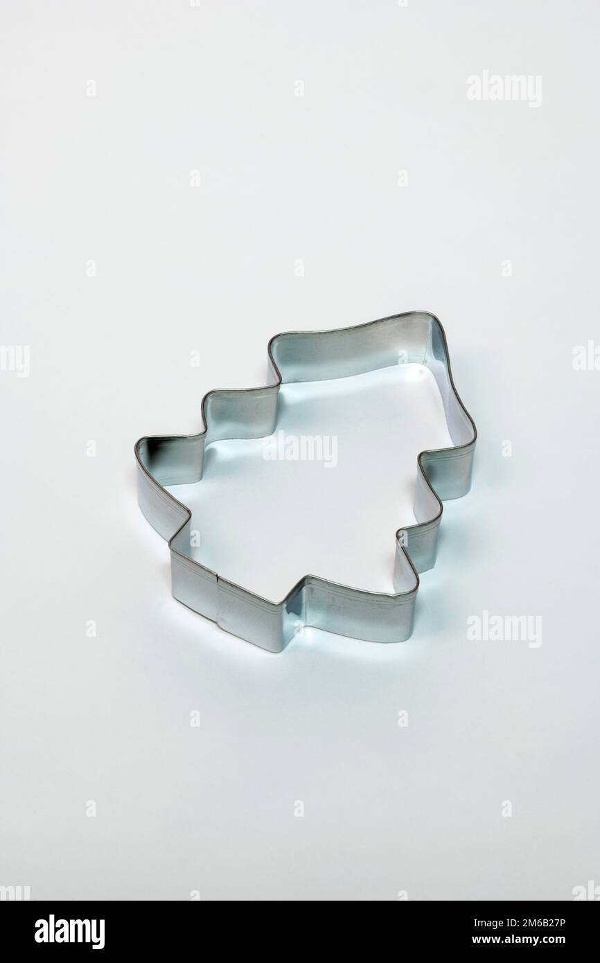 Emporte-pièce de Noël en forme de sapin, photo studio, fond blanc Banque D'Images