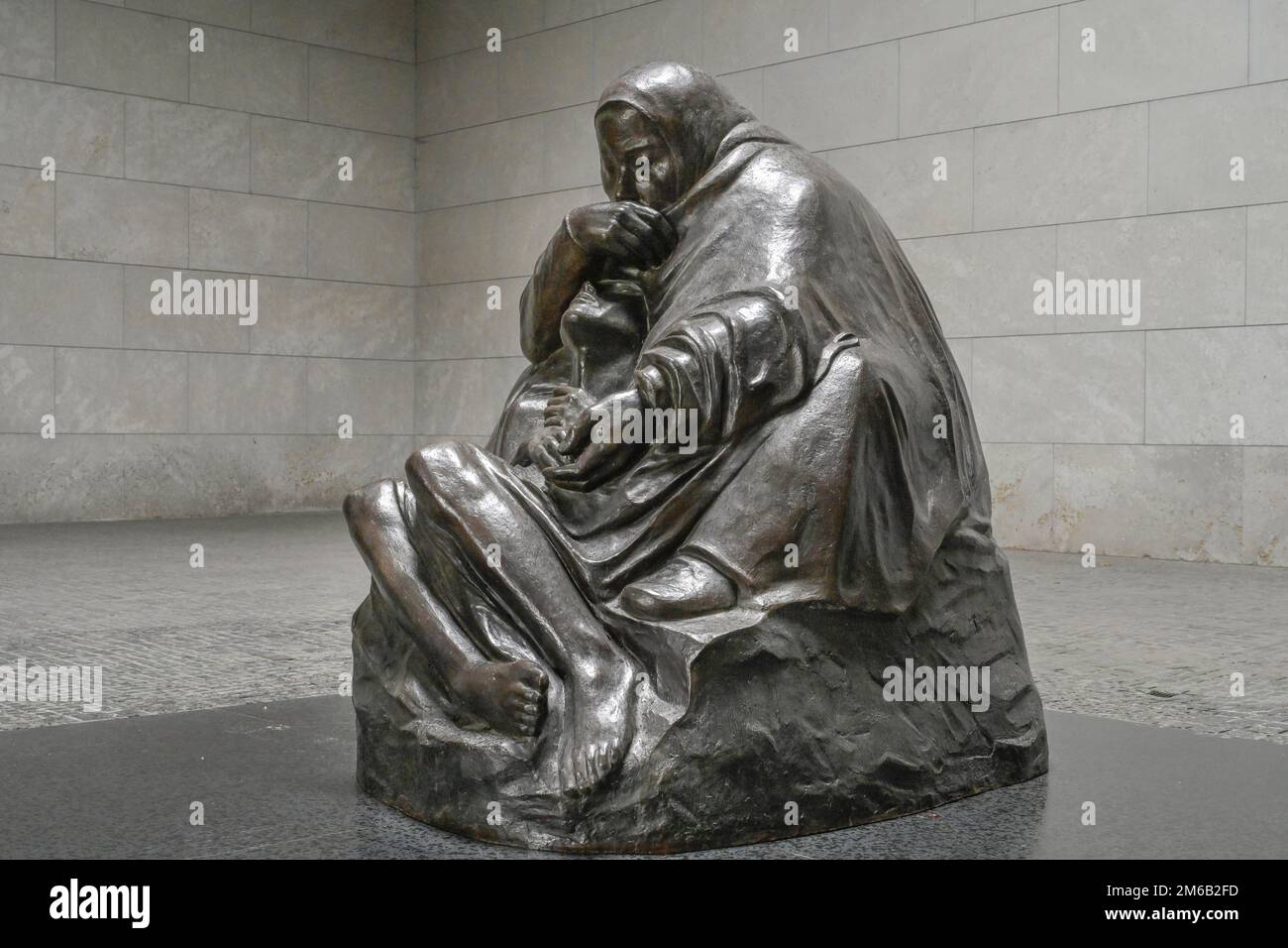 Mère avec fils morts, sculpture de Kaethe Kollwitz, intérieur, Alte Wache, Unter den Linden, Mitte, Berlin, Allemagne Banque D'Images