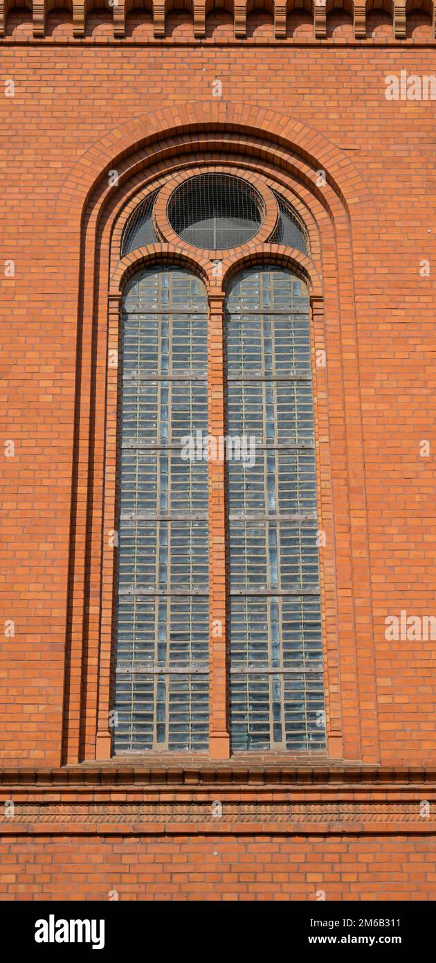 Fenêtre d'église en bouteilles de gin, Zwoelf-Apostel Kirche, an der Apostelkirche, Schoeneberg, Berlin, Allemagne Banque D'Images