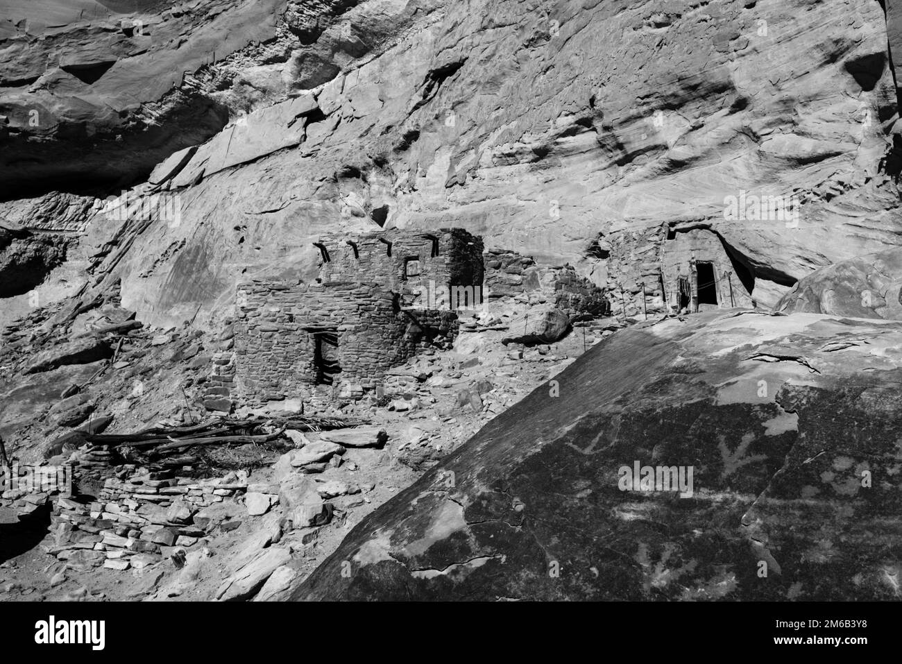 Art rupestre à Split Level Ruin. Remballage à Grand Gulch et observation des habitations Anasazi et de l'art rupestre Près de Blanding, Utah, États-Unis. Banque D'Images
