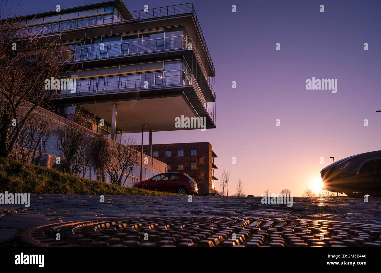 À l'heure d'or sur un bâtiment de l'Université des sciences appliquées, Pforzheim, Allemagne Banque D'Images