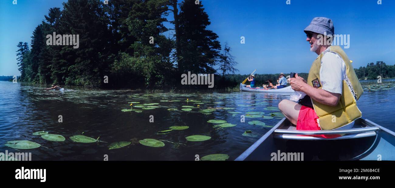 L'artiste Billy X Curmano commence sa performance de natation d'art sur toute la longueur du fleuve Mississippi dans les eaux de tête du parc national du lac Itasca, M Banque D'Images