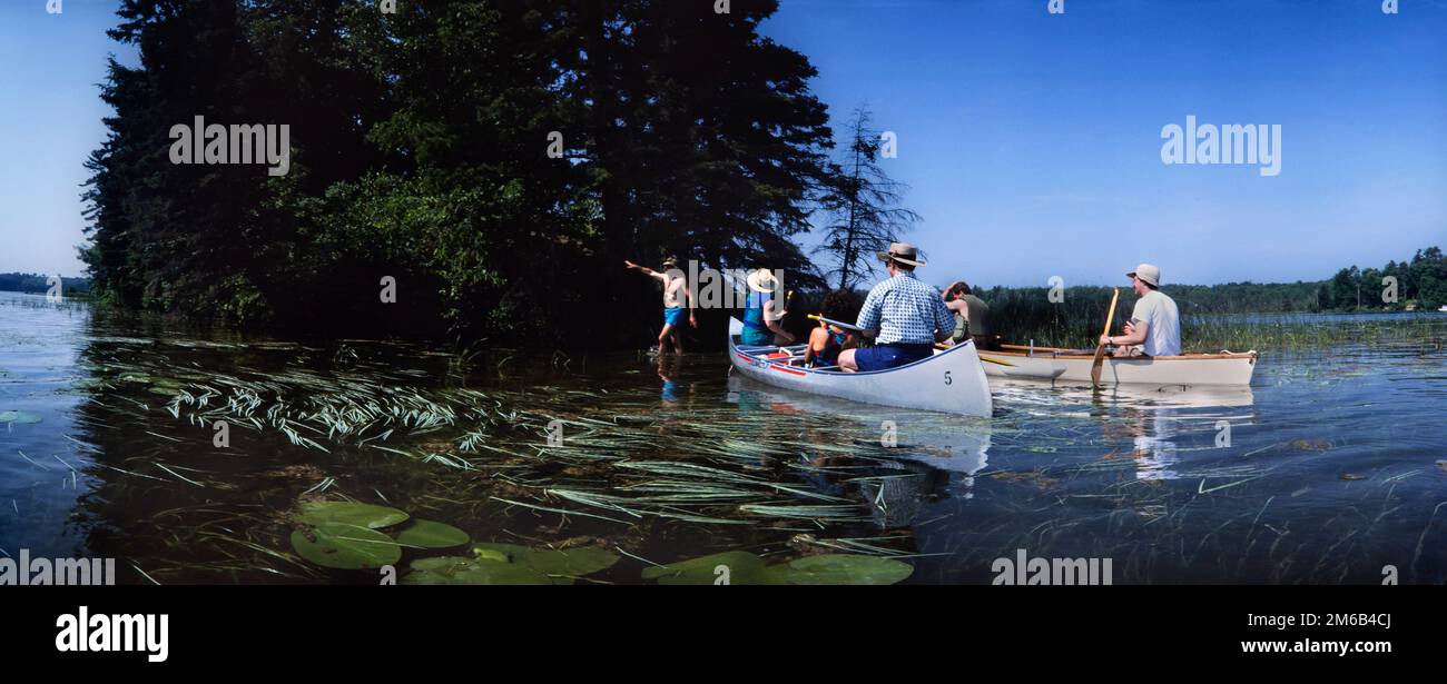 L'artiste Billy X Curmano commence sa performance de natation d'art sur toute la longueur du fleuve Mississippi dans les eaux de tête du parc national du lac Itasca, M Banque D'Images