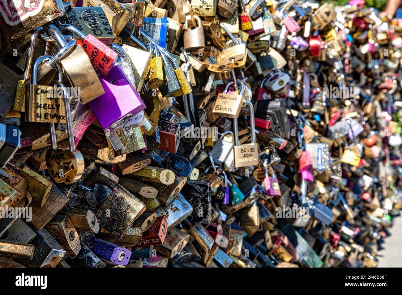 Des milliers d'écluses s'attachent au pont Pont des Arts sur la Seine pour la chance et les symboles de l'amour. Paris, France. Banque D'Images