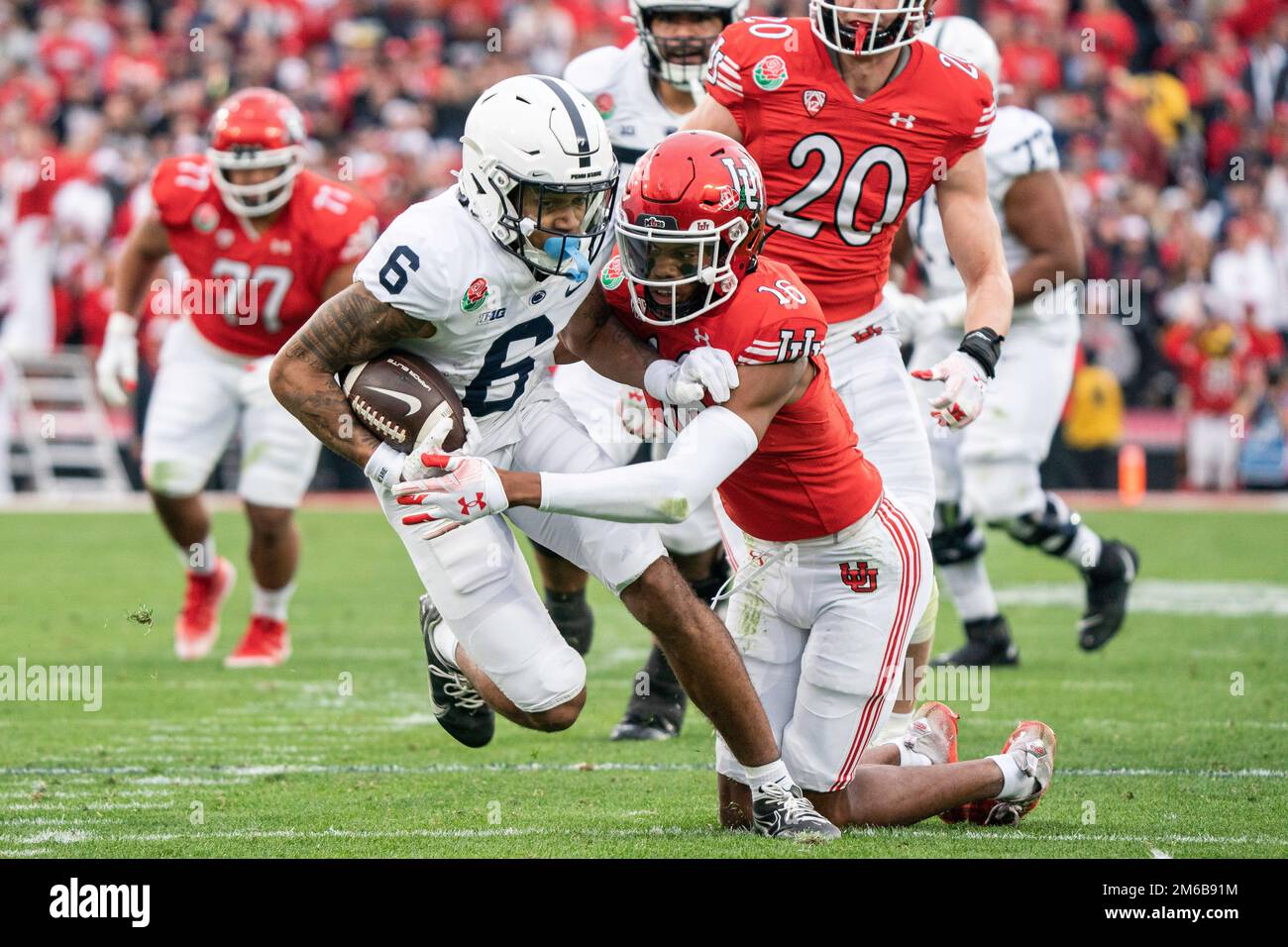Le récepteur national des Nittany Lions Harrison Wallace III (6) est attaqué par le cornerback des Utes de l'Utah Zemaiah Vaughn (16) pendant le pied du Rose Bowl de 109th Banque D'Images