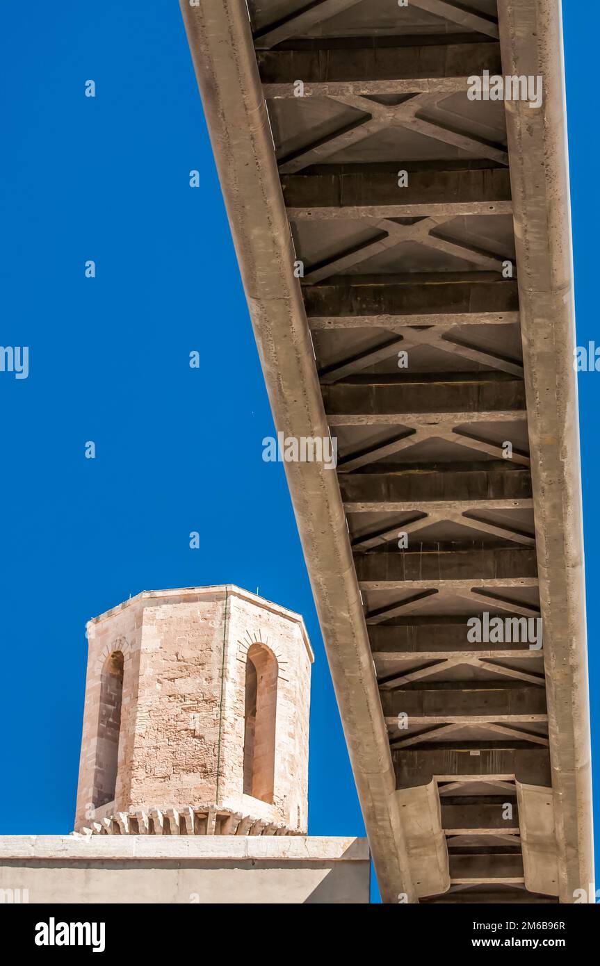 Pont piétonnier vu d'en dessous contre ciel bleu Banque D'Images