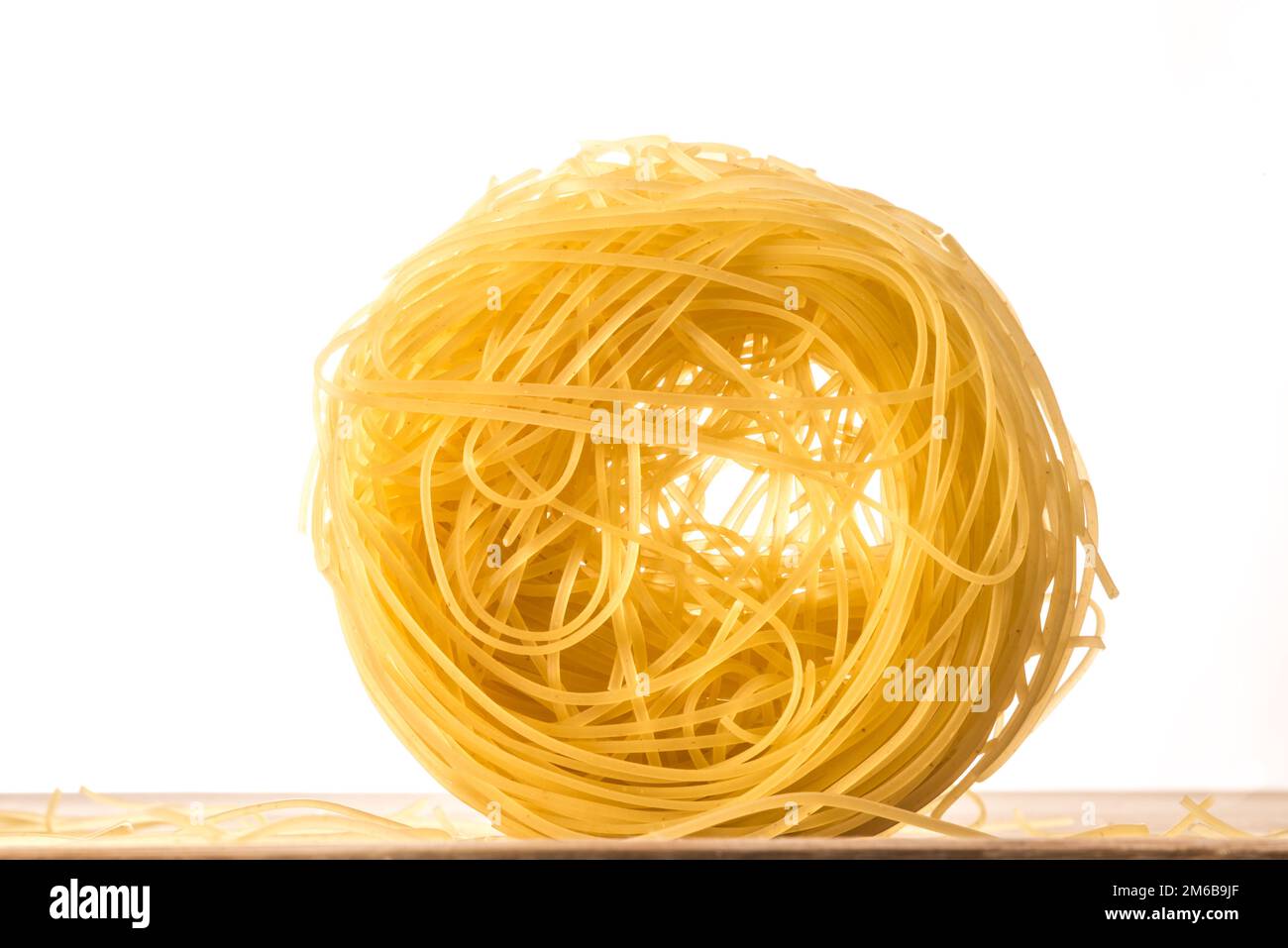 Une boule de cheveux d'Ange pâtes sur fond blanc Banque D'Images