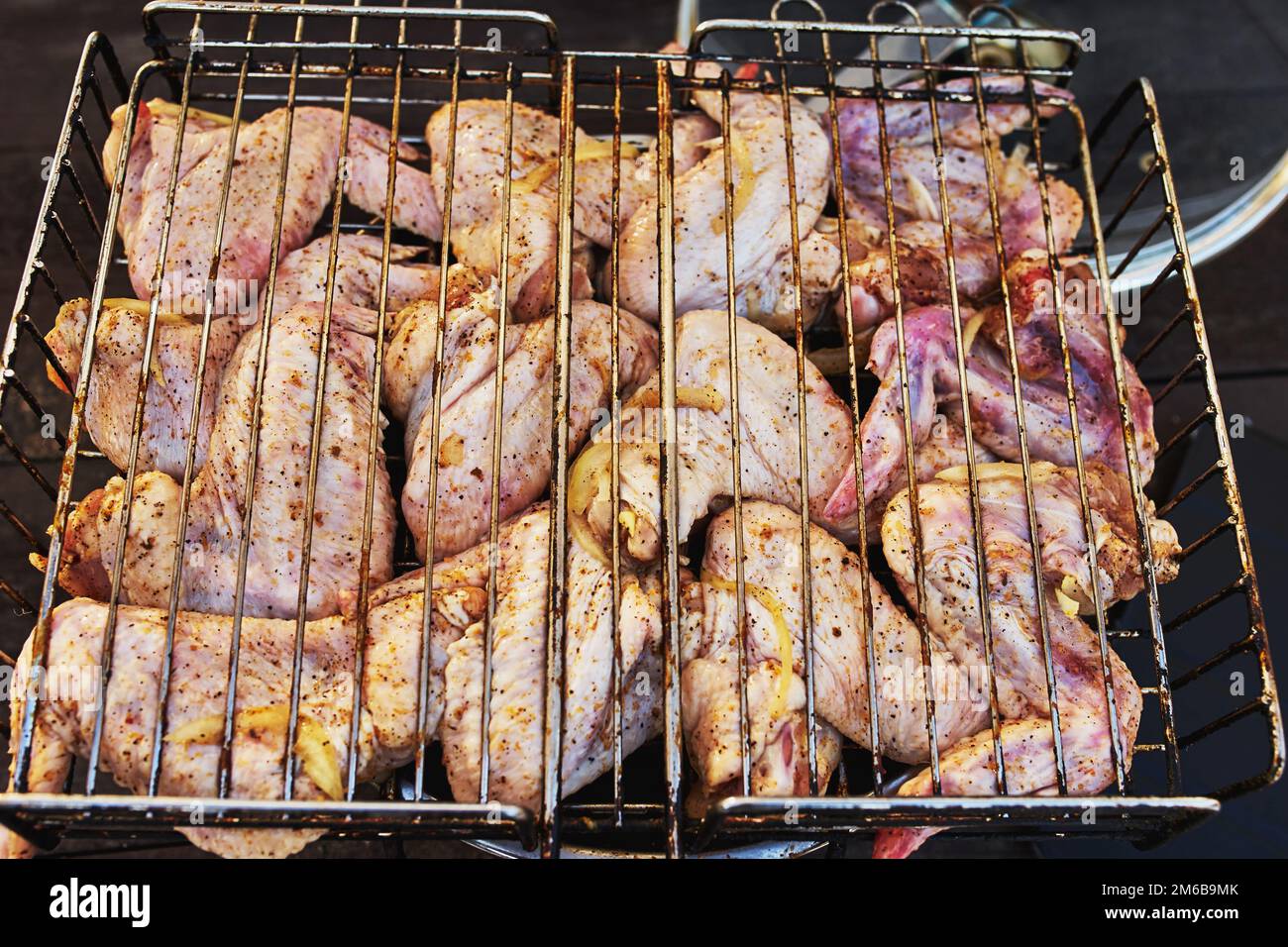 Ailes de poulet sur le barbecue Banque D'Images