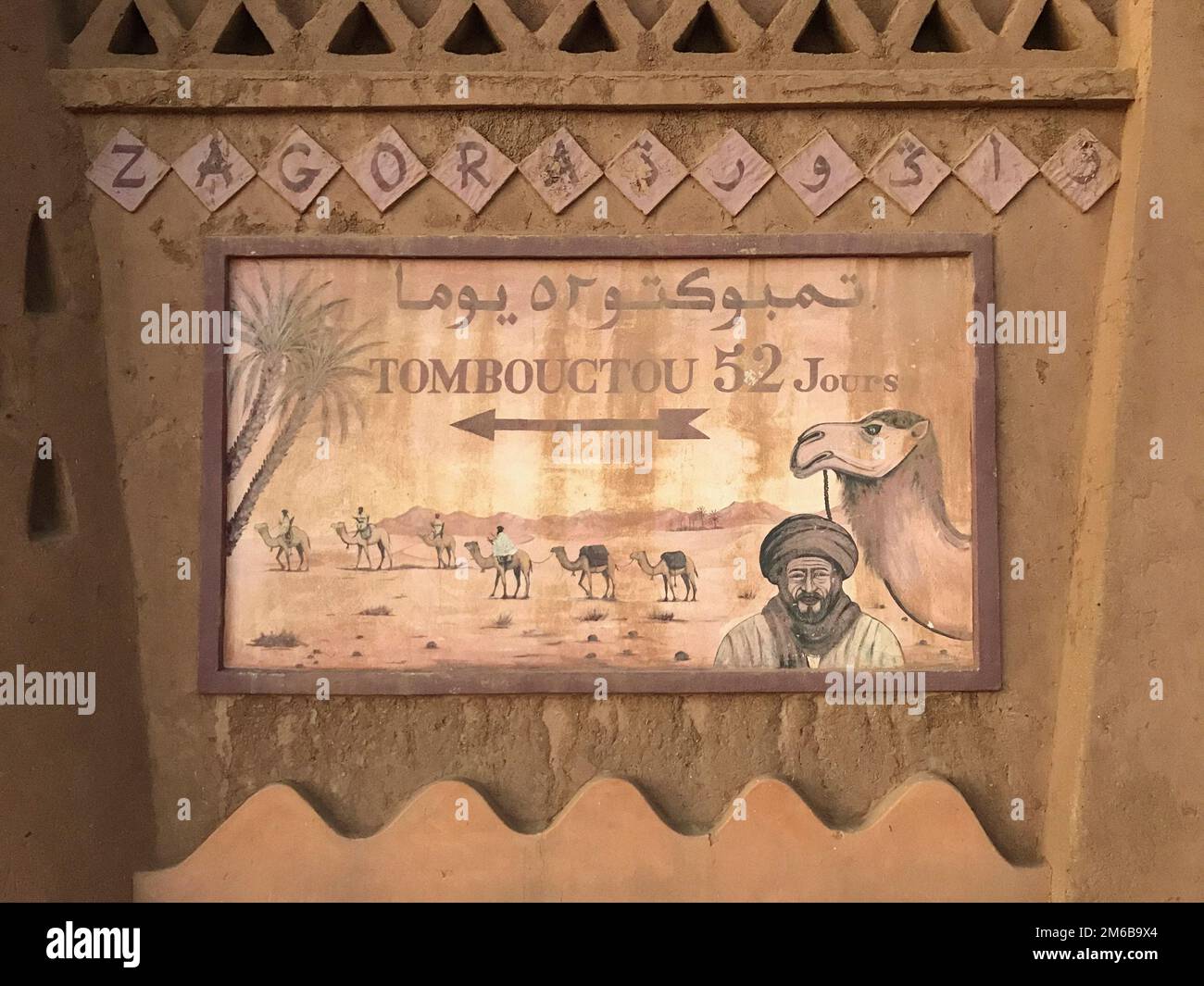 Maroc, Zagora, Maroc, Zagora, peint panneau à Zagora, Maroc montrant le chemin vers Tombouctou et le temps nécessaire pour l'atteindre à dos de chameau Banque D'Images
