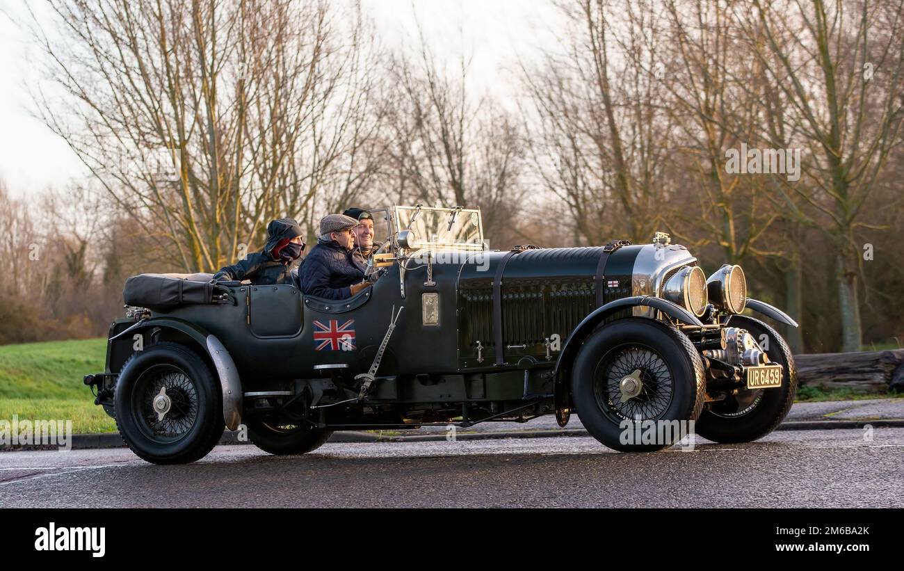 Trois hommes dans une voiture Bentley 4,5 Blower vintage 1936 Banque D'Images