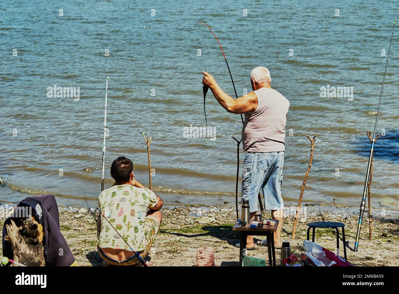 Deux pêcheurs sur la rivière Banque D'Images