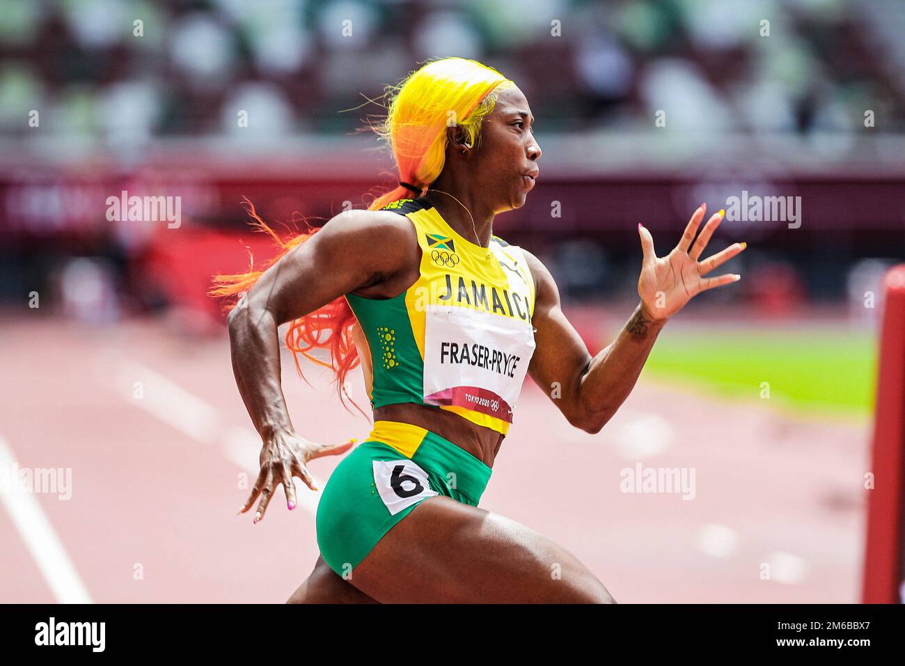 Shelly-Ann Fraser-Pryce (JAM) en compétition dans les 200 mètres féminins aux Jeux olympiques d'été de 2020 (2021), à Tokyo, au Japon Banque D'Images