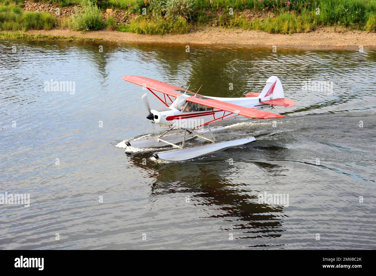 L'hydravion de l'Alaska se prépare à décoller de la rivière Chena . Banque D'Images