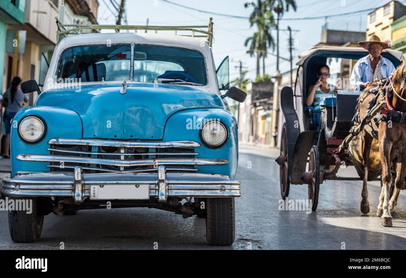 Park Ender voiture d'époque bleue dans la vie de rue de Cuba la Havane Banque D'Images