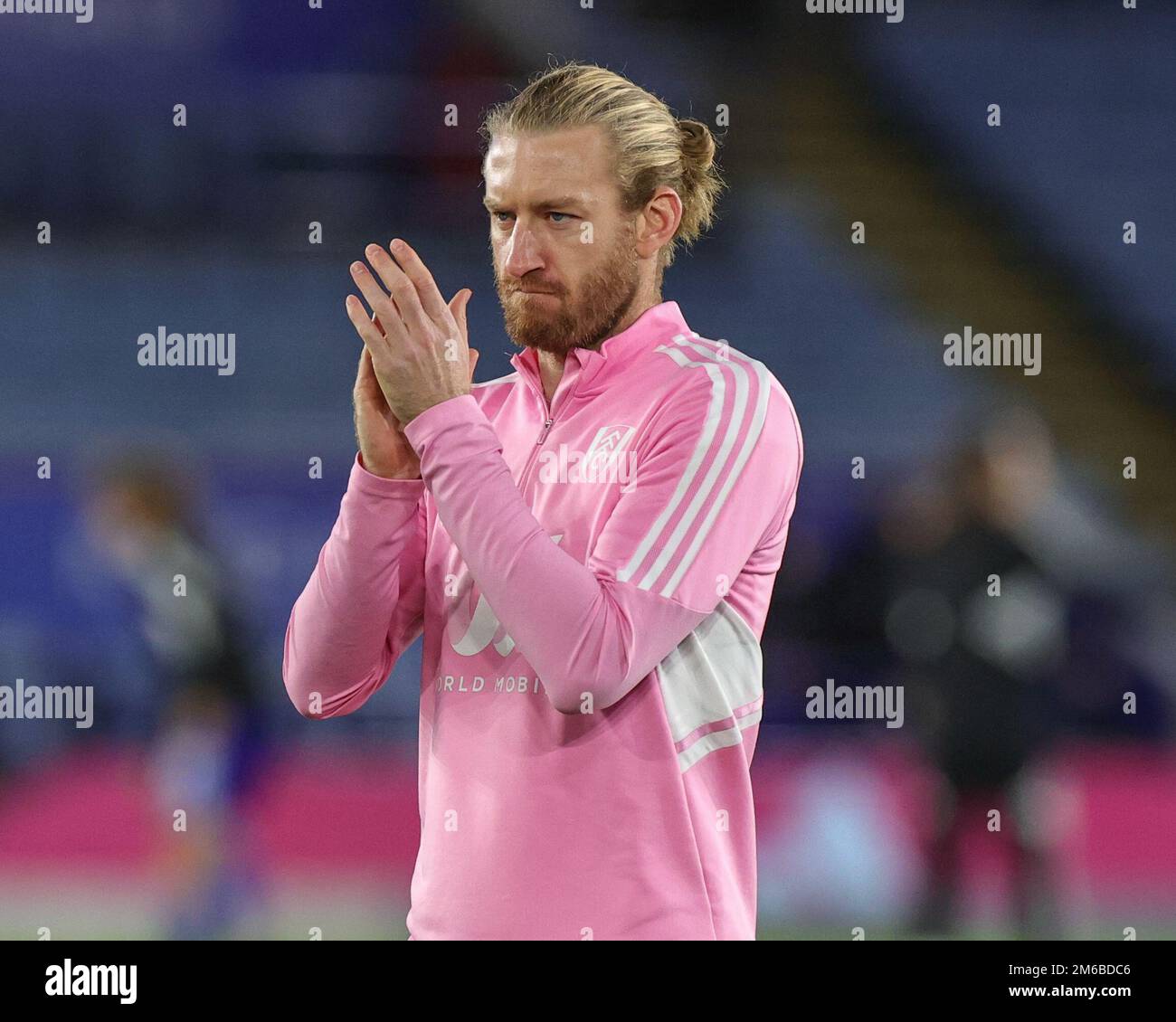 Tim REAM #13 de Fulham applaudit les fans lors de l'échauffement avant le match de Premier League Leicester City vs Fulham au King Power Stadium, Leicester, Royaume-Uni, 3rd janvier 2023 (photo de Mark Cosgrove/News Images) Banque D'Images