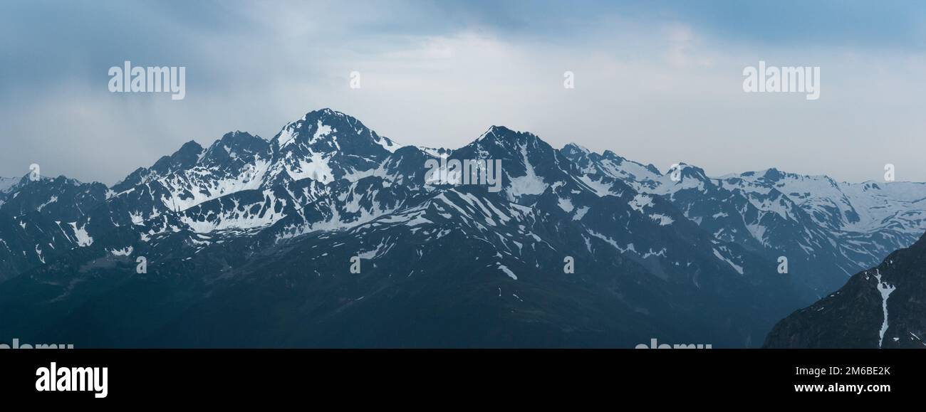 Sommet de montagne enneigé. Mont Dzichekish. Chaîne de montagnes du Grand Caucase. Karachay-Cherkessia. Russie. Banque D'Images