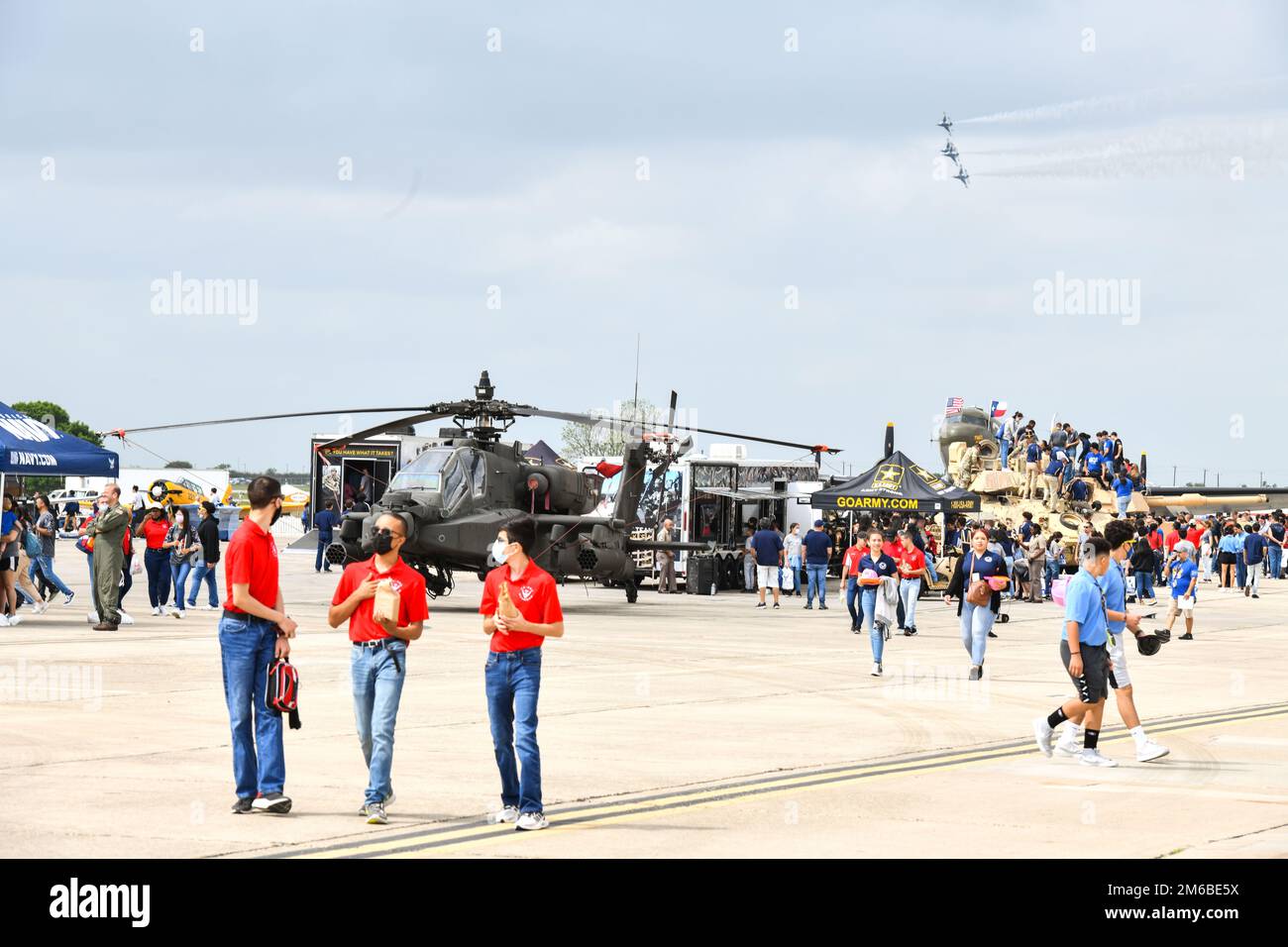 Les étudiants et les familles explorent l'exposition sur les sciences, la technologie, l'ingénierie et les mathématiques lors du grand salon de l'aéronautique du Texas, le 22 avril 2022, à JBSA-Randolph, Texas. Le grand spectacle aérien du Texas, avec les Thunderbirds, est prévu pour 23 avril jusqu'en 24 à JBSA-Randolph. Les Thunderbirds s'exécutent pour des gens partout dans le monde pour montrer la fierté, la précision et le professionnalisme des États-Unis La force aérienne représente. À travers des spectacles aériens et des autovols, ils ont pour but d'exciter et d'inspirer. En plus de présenter les compétences d'élite que tous les pilotes doivent posséder, les Thunderbirds démontrent les capacités incroyables de Banque D'Images