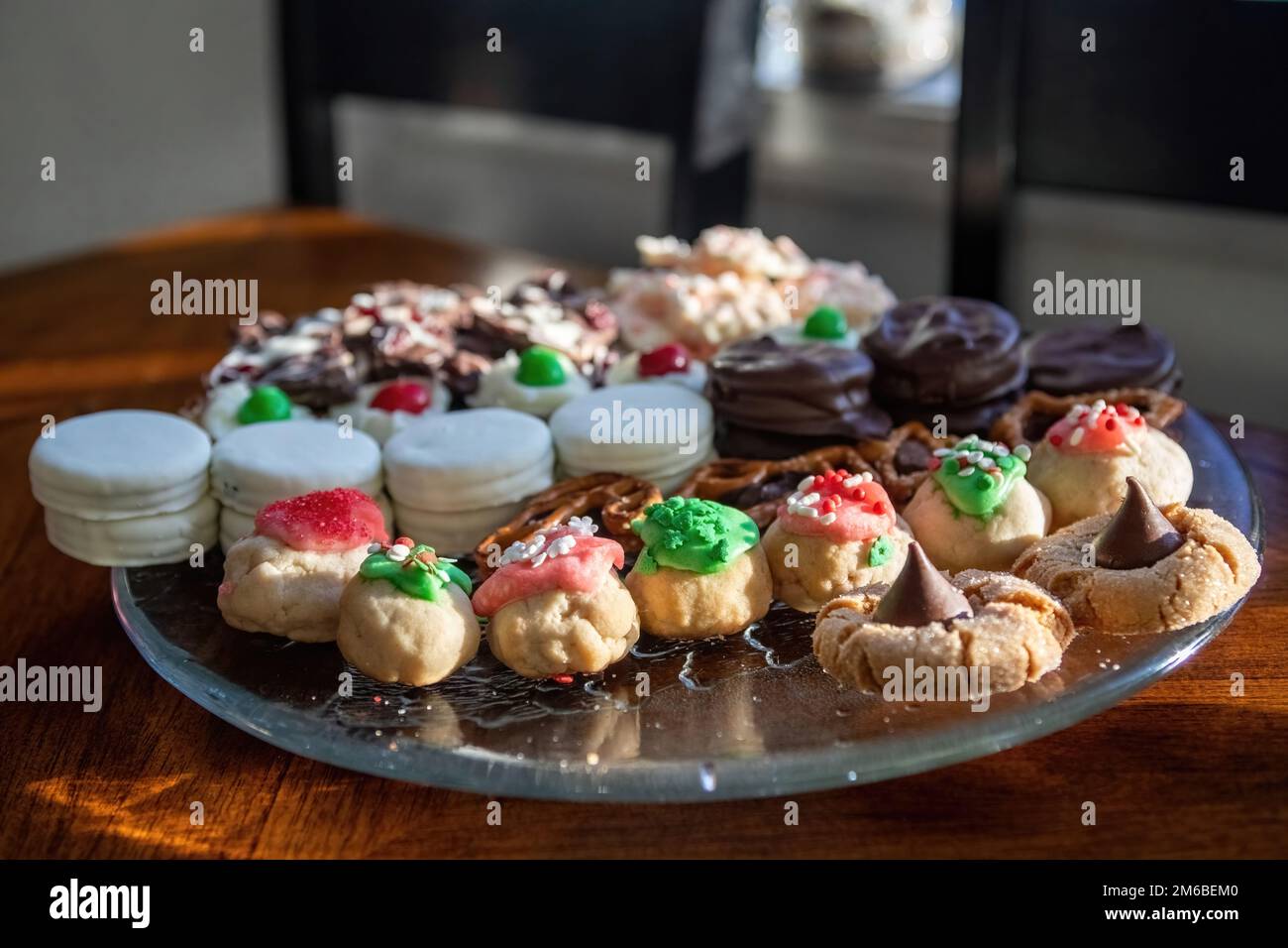 Assiette en verre remplie de divers biscuits de Noël colorés pour célébrer les vacances de Noël à Osceola, Wisconsin, États-Unis. Banque D'Images