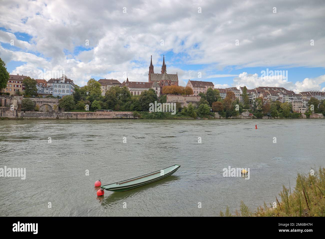 Vue sur la ville de Bâle en Suisse depuis le Rhin. Banque D'Images