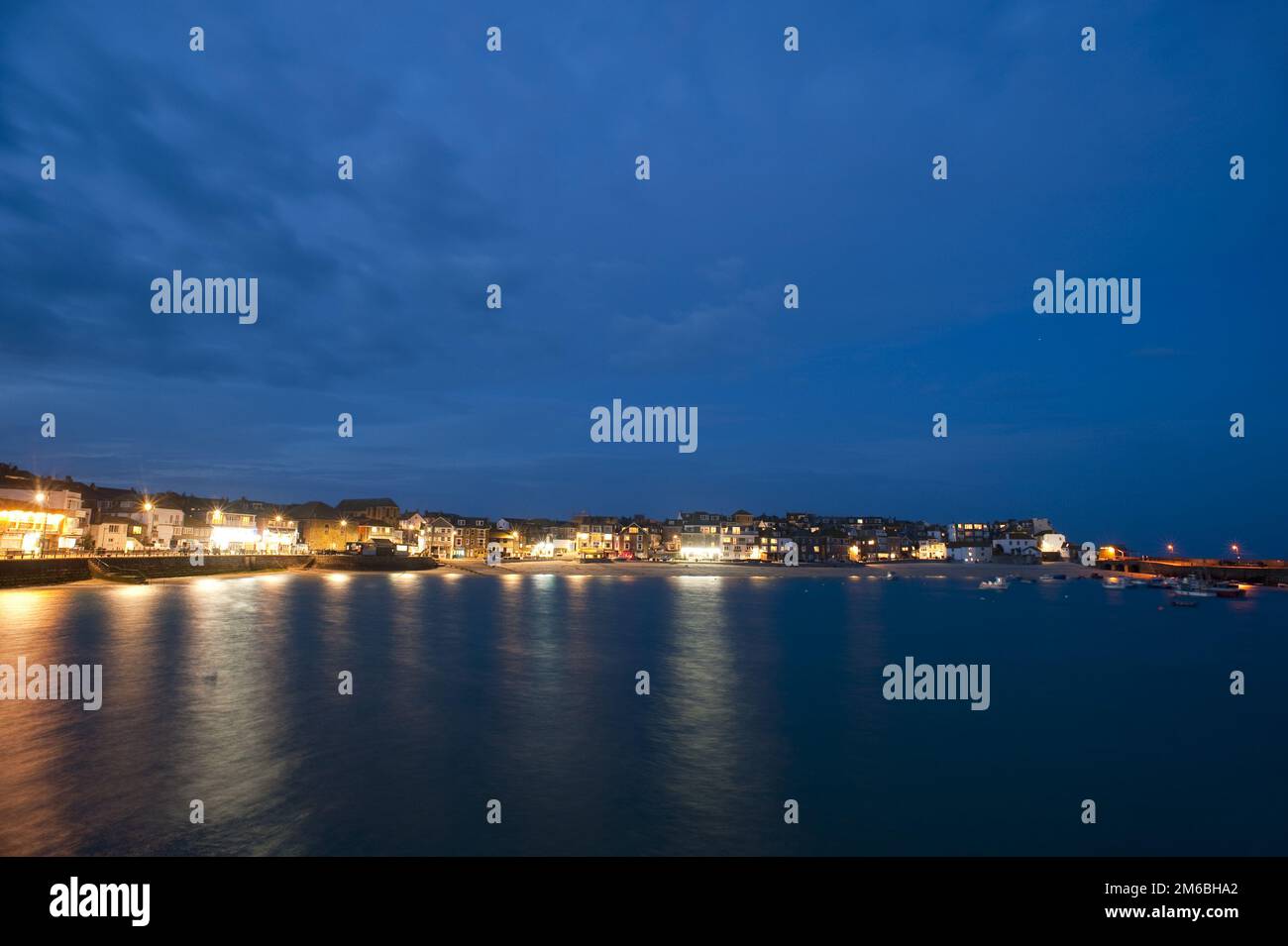 Vue panoramique de St Ives, Cornwall dans la nuit Banque D'Images