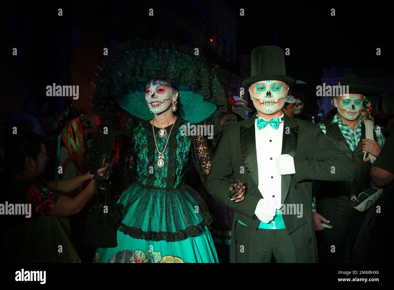 Un couple habillé comme une Catrina et une Catrín participent à la Catrina Parade de Merida, dans le cadre du Festival de las Ánimas, Mérida, Yucatán, Mexique Banque D'Images