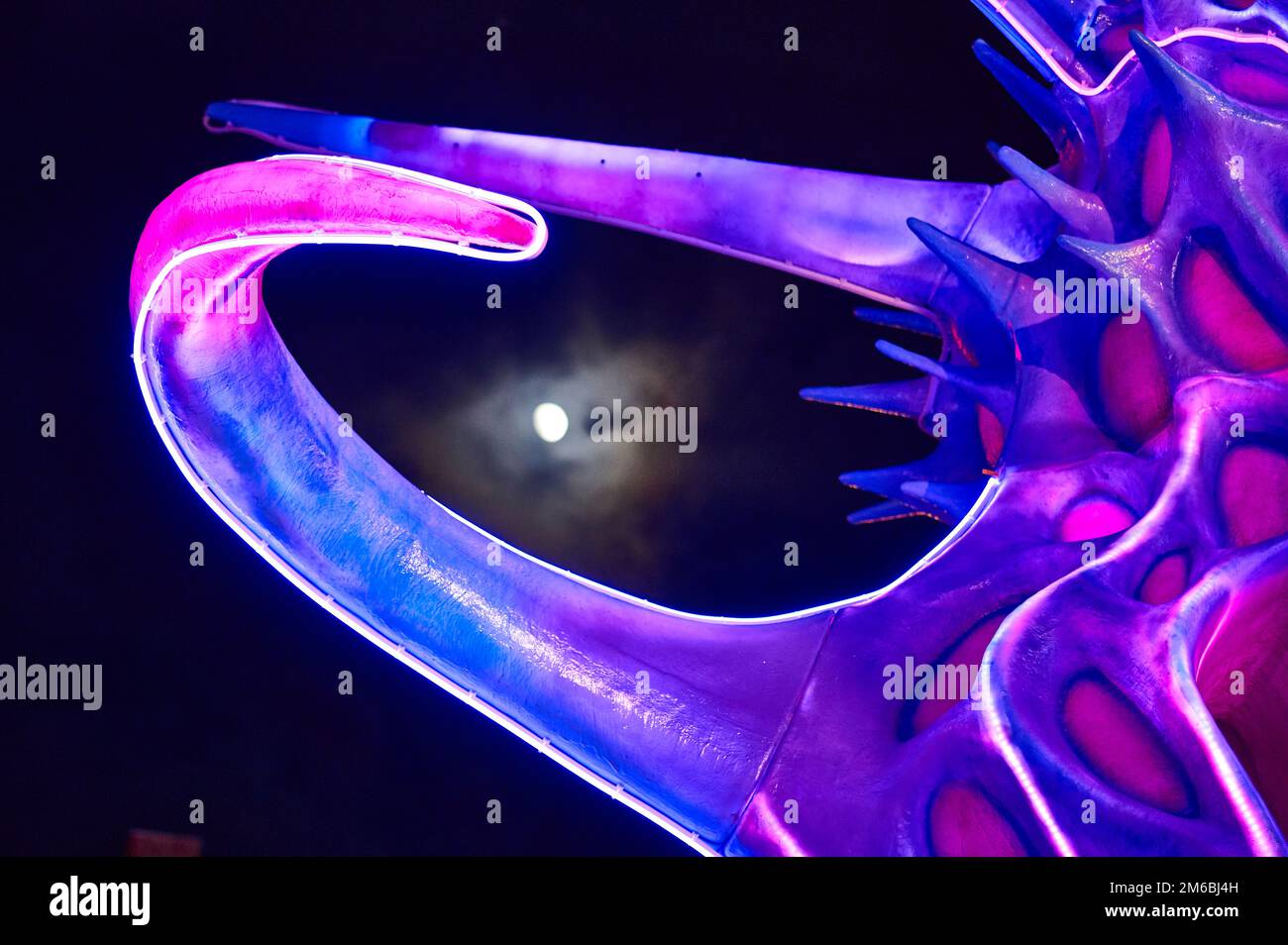 Lune brillant à travers les tentacules de l'Odyssée dans l'illumination de Blackpool basée sur les dieux grecs de la mer par Jack Irving Banque D'Images