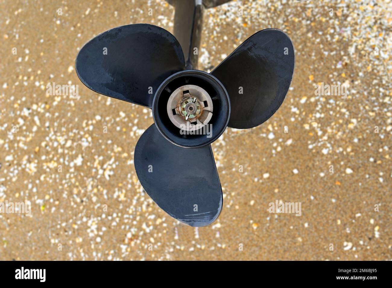 Vue rapprochée de l'hélice d'un petit bateau à moteur. Personne. Banque D'Images