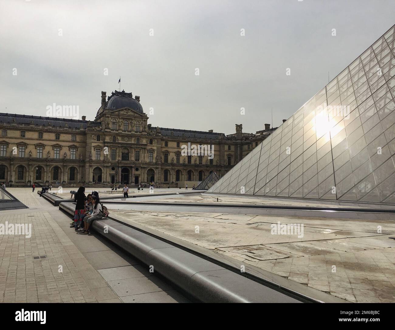 Le Musée du Louvre avec la Colonnade du Louvre en arrière-plan à Paris France Banque D'Images