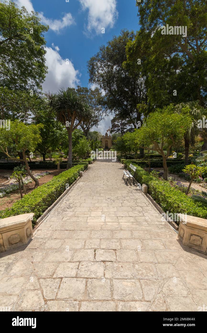 Chemin calcaire dans les magnifiques jardins d'été du Palazzo Parisio, Naxxar, Malte, Europe. Banque D'Images