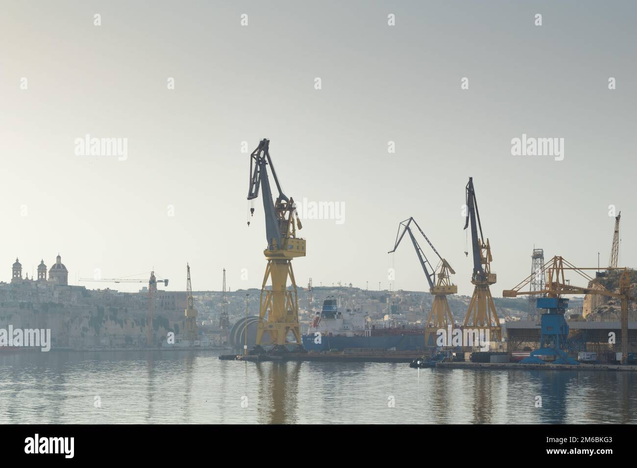 Camion-citerne en cours de réparation au chantier naval Palumbo, Grand Harbour, Malte, juillet 2016 Banque D'Images