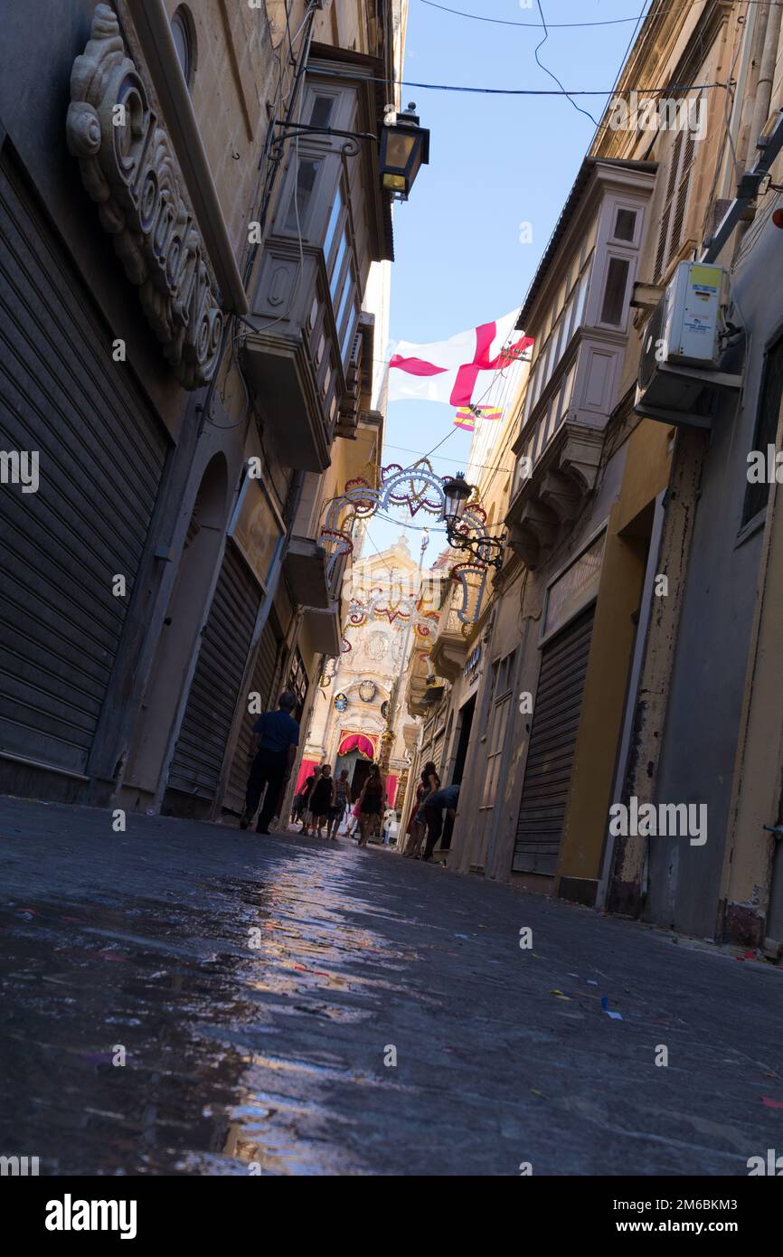 Photo de rue basse menant à la basilique Saint-Georges, pendant la fête, Victoria, Gozo, Malte, Europe, juillet 2016 Banque D'Images