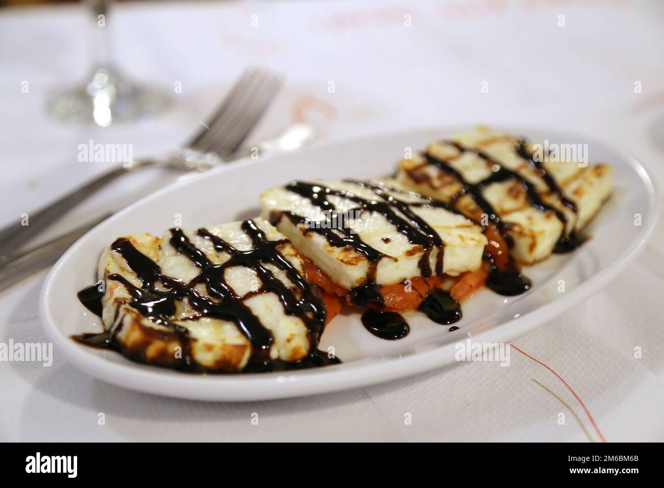 Fromage frit avec tomates et vinaigre balsamique Banque D'Images