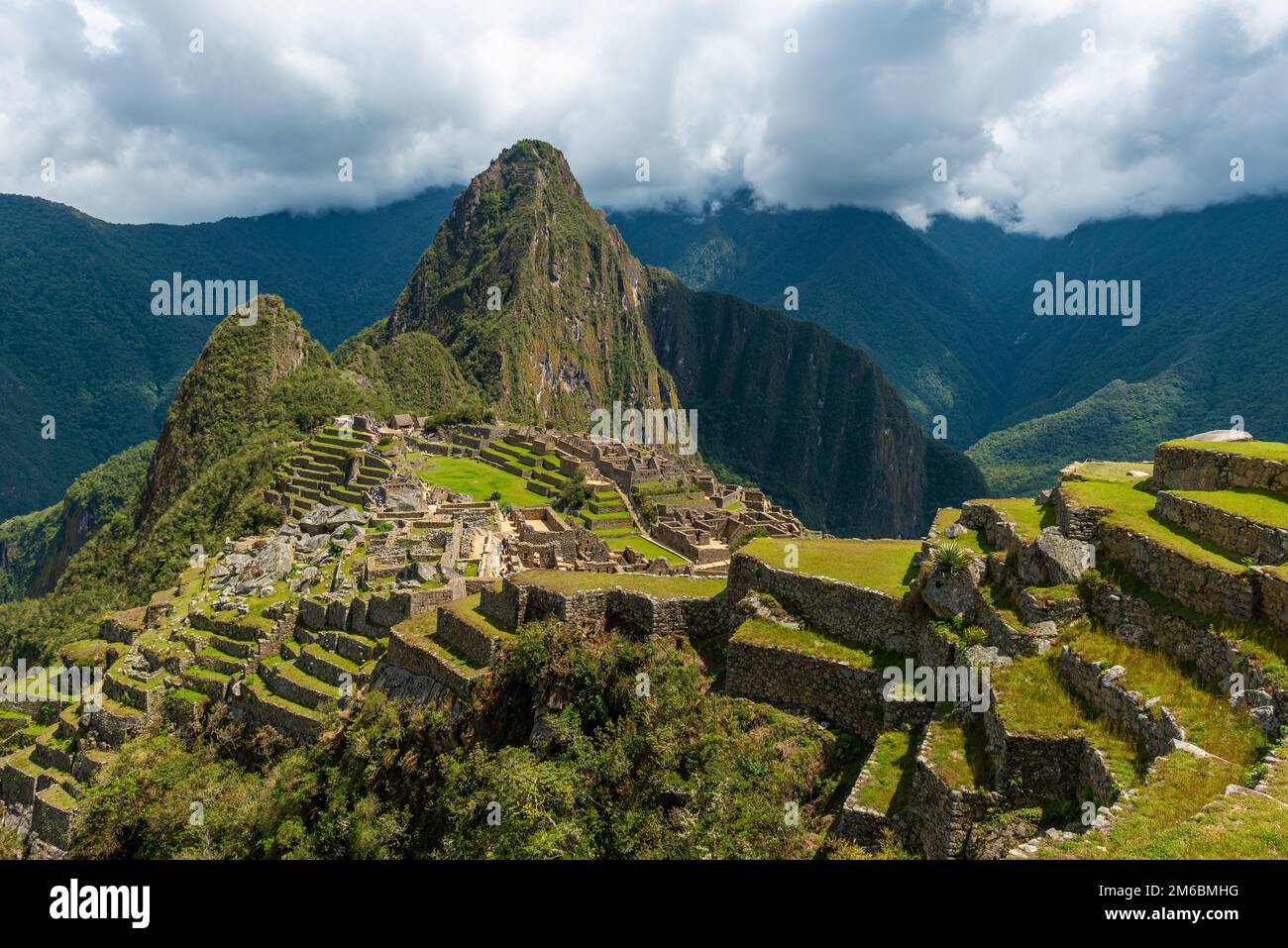Machu Picchu inca ruine avec des nuages, Réserve historique de Machu Picchu, Cusco, Pérou. Banque D'Images